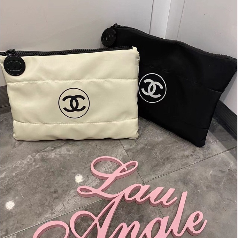 Túi Đựng Mỹ Phẩm Cỡ Lớn Chanel Bằng Vải Nylon Có Khóa Kéo