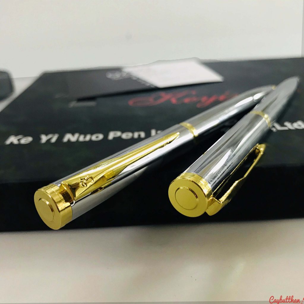 Phần đỉnh bút được thiết kế khảm tròn độc đáo