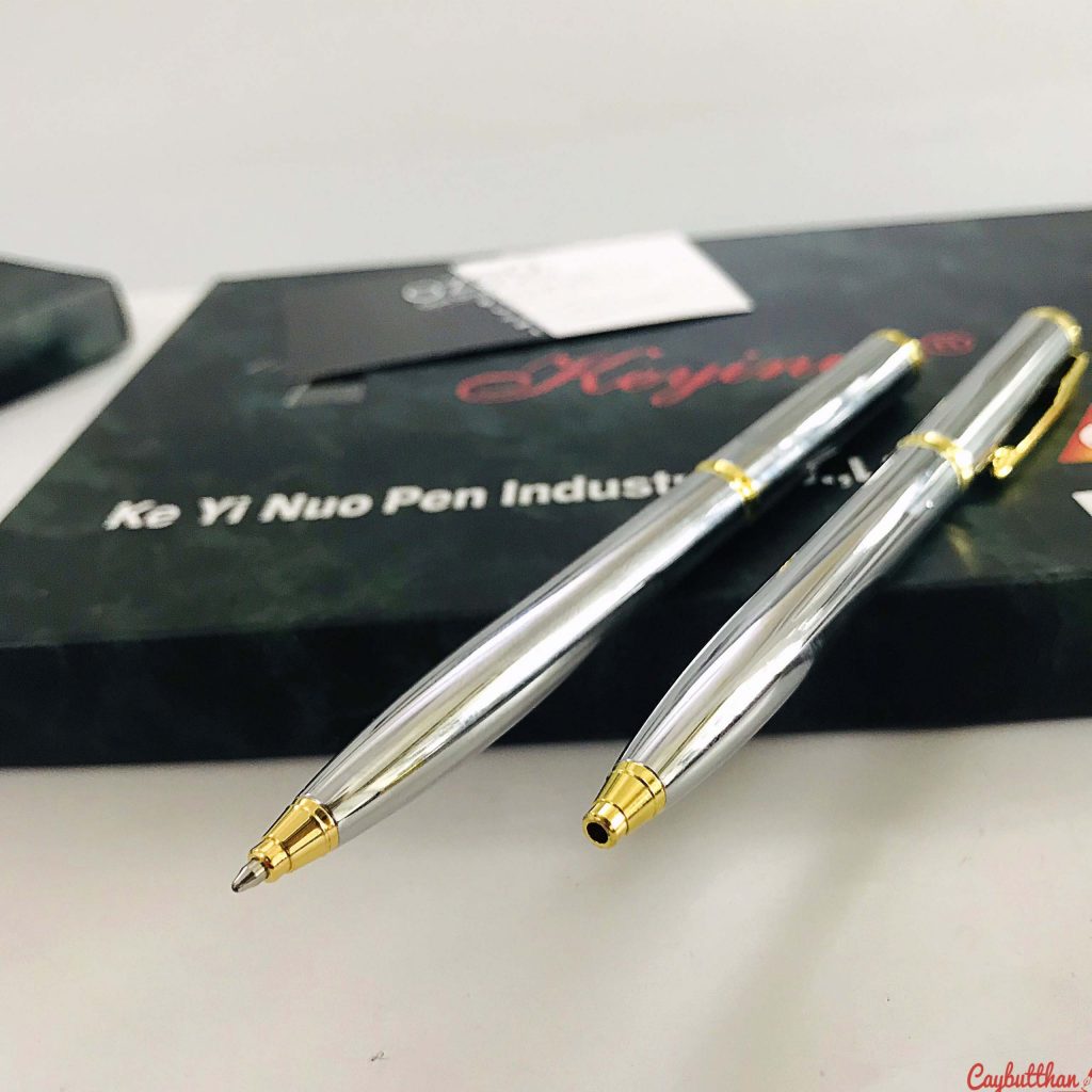 Phần đuôi bút cũng được thiết kế khoen vàng làm điểm nhấn