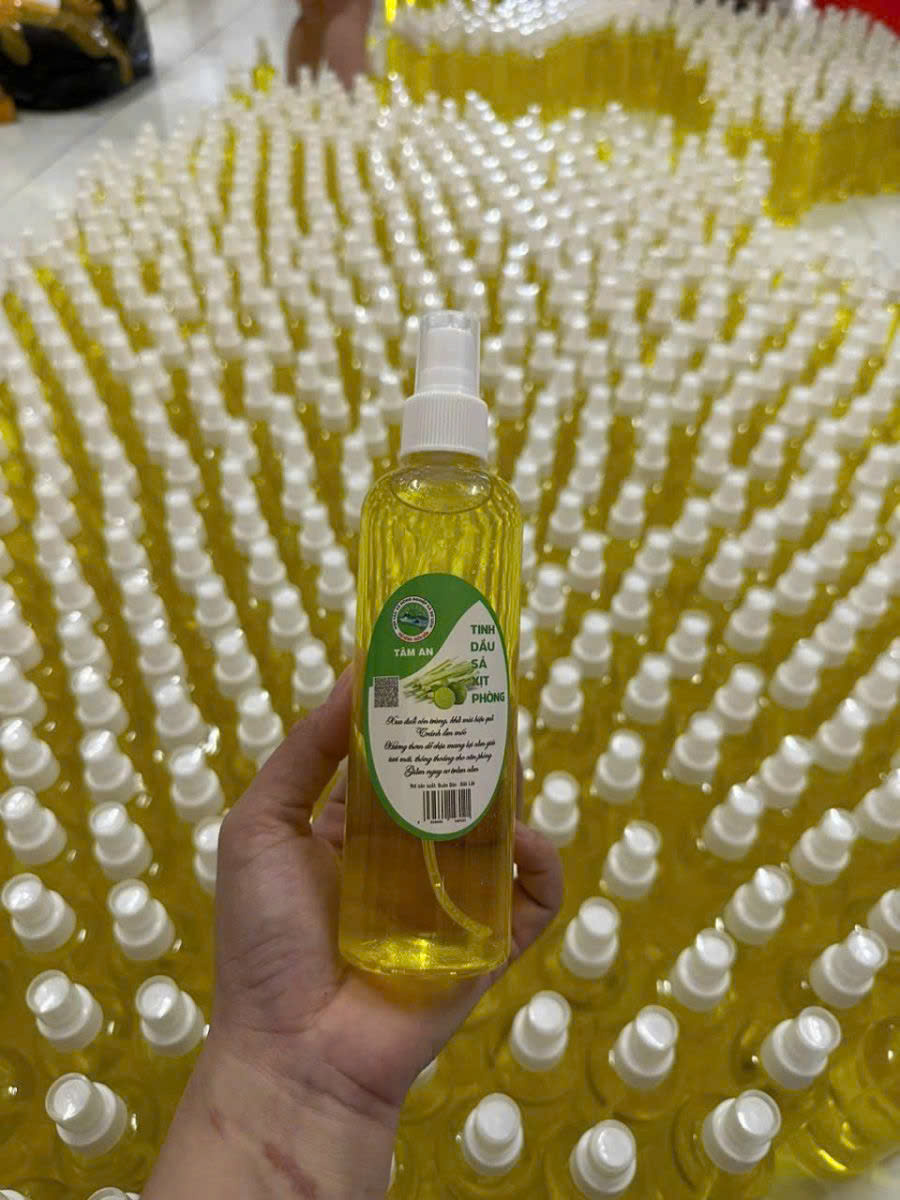 Chai xịt phòng tinh dầu sả chanh thơm phòng đuổi muỗi tiện lợi 250ml 