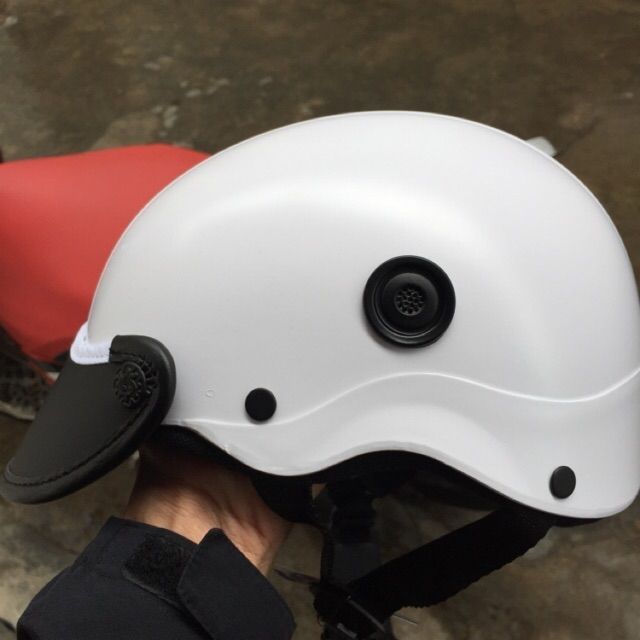 nón bảo hiểm cao cấp có lỗ thông gió (màu trắng)( có tem , lót có logo ,viền nón theo màu) | Lazada.vn