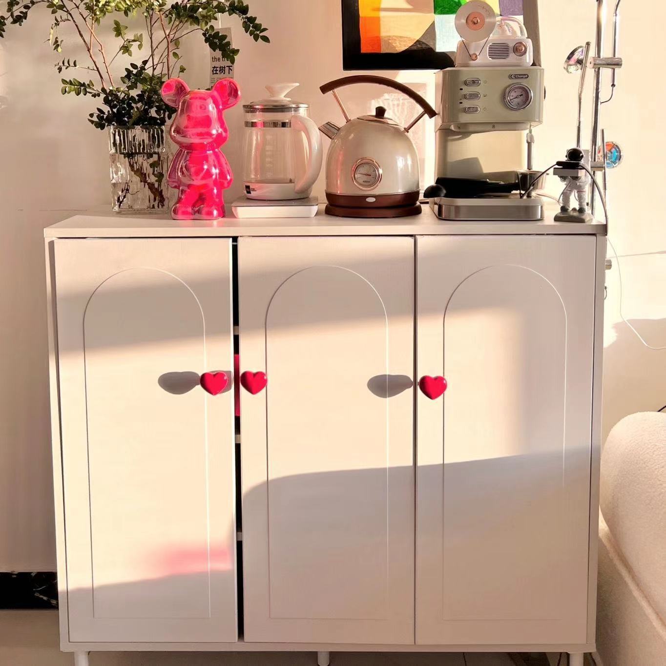 Nút nhấn bồn cầu hình trái tim đầy màu sắc