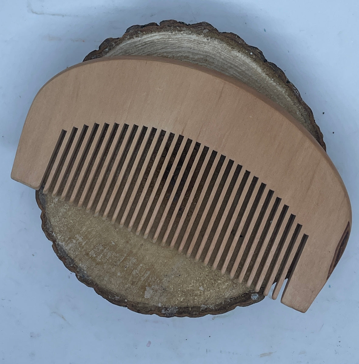 Lược chải râu gỗ đàn hương – Hương thơm tuyệt vời của Aguilera