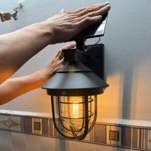 Đèn Gắn tường cổ điển sử dụng năng lượng mặt trời HEL-865