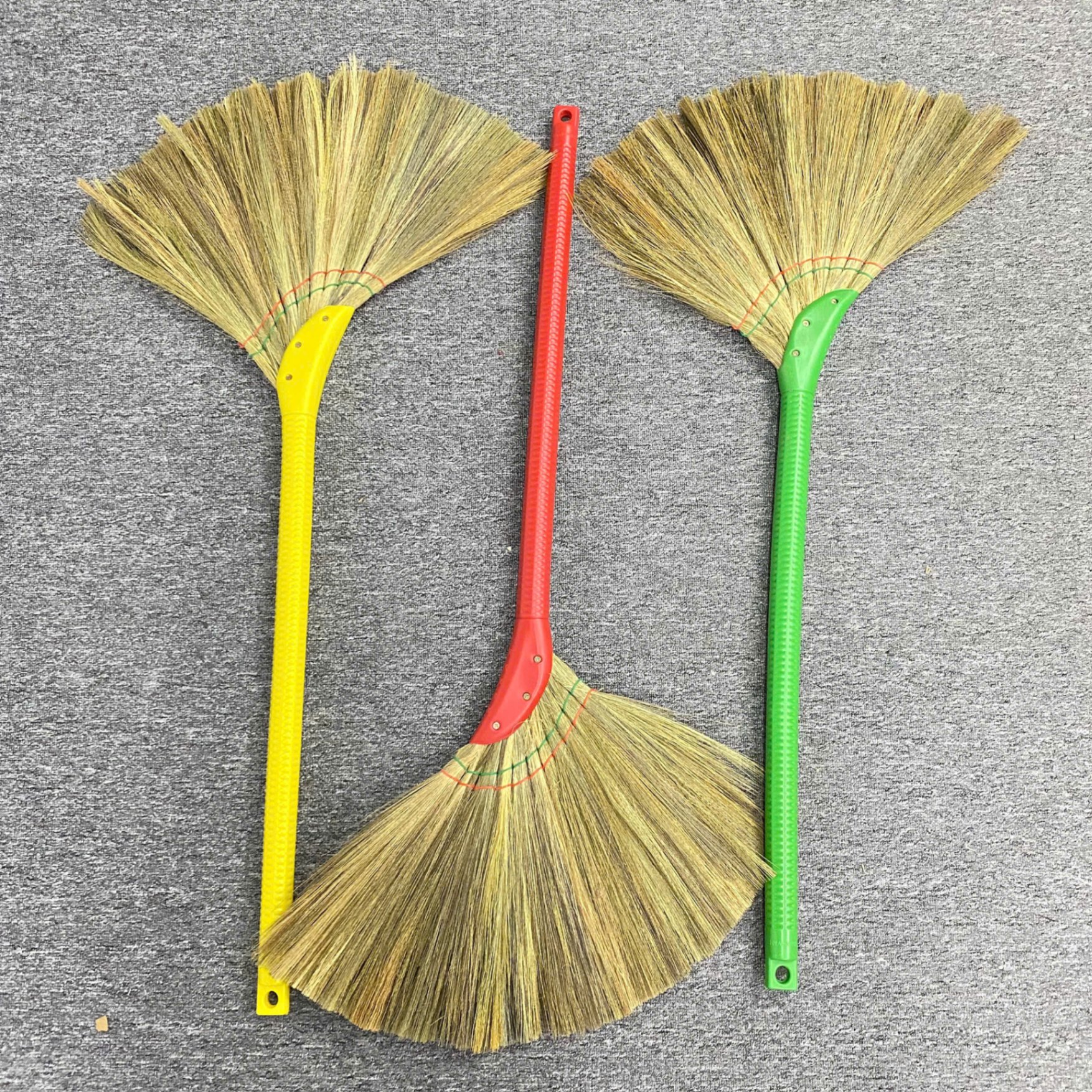[20] Chổi bông cỏ cán nhựa